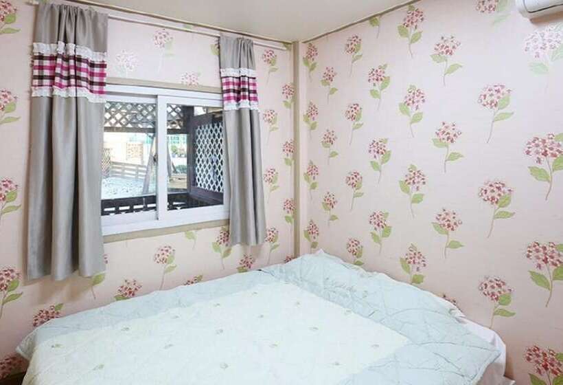 Pension (Hôtel basse catégorie) Boryeong Hiddenvillage Dokchae Poolvilla