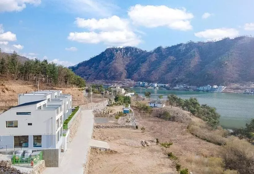ペンション Gapyeong Bereuso Firstige Party Poolvill