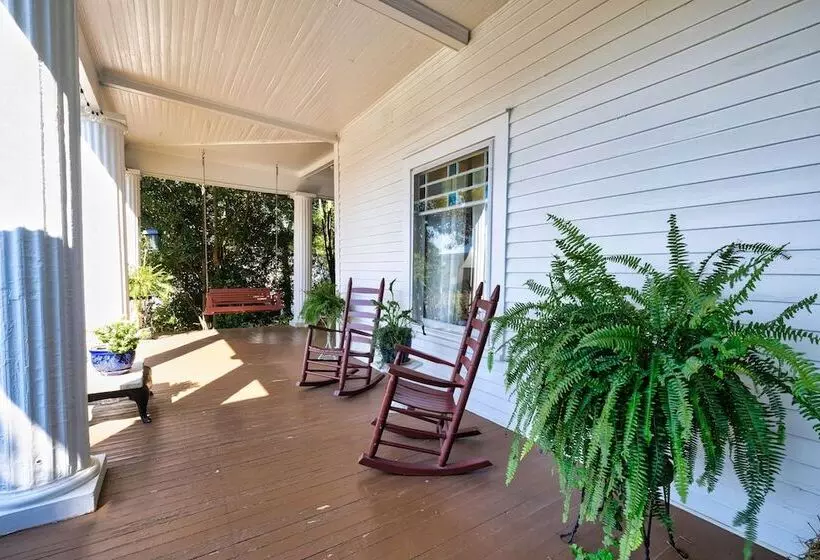 Aamiaismajoitus (B&B) Veranda Historic Inn