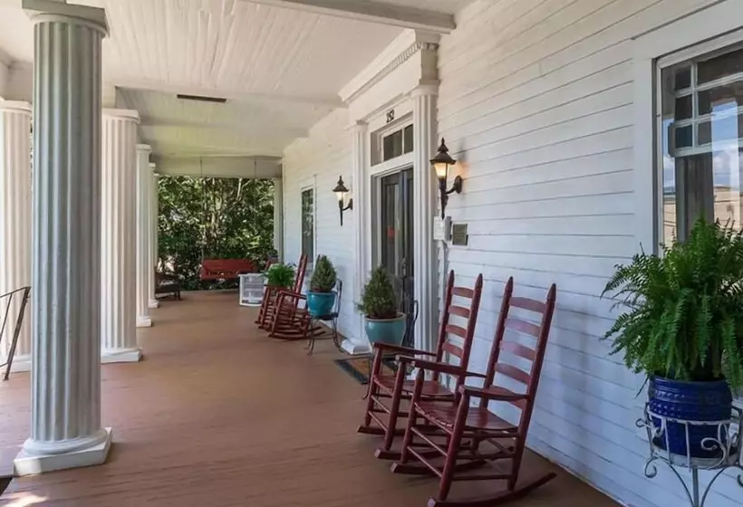 Aamiaismajoitus (B&B) Veranda Historic Inn