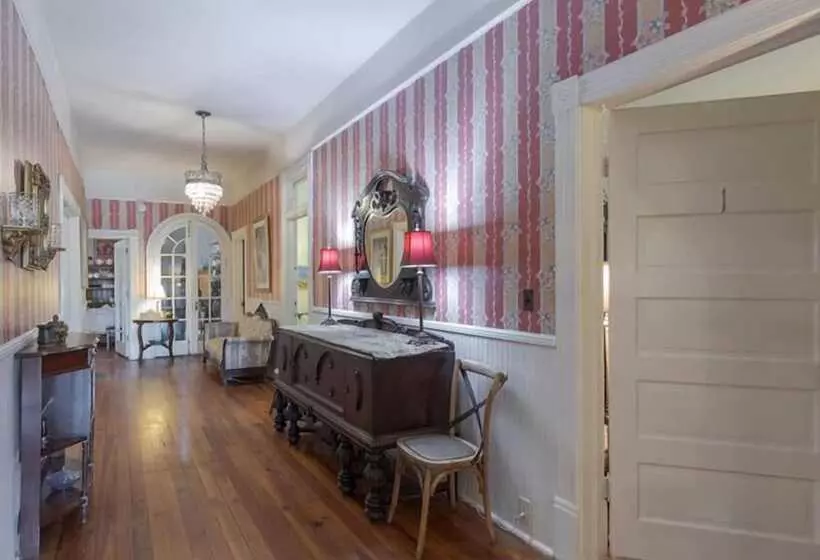 Aamiaismajoitus (B&B) Veranda Historic Inn