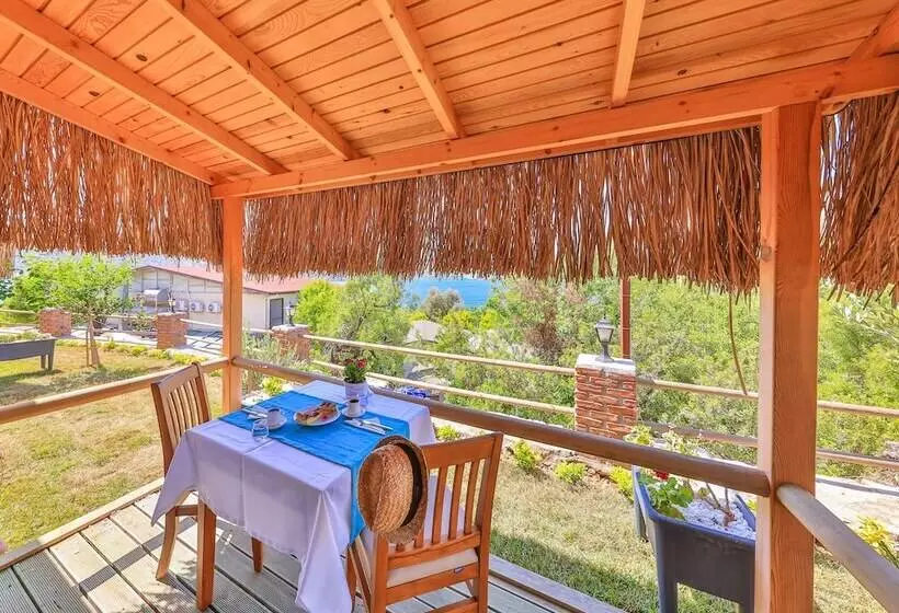 Hotelli Almond Bungalow