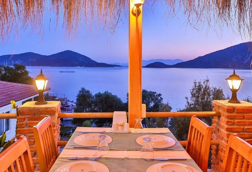 Hotelli Almond Bungalow