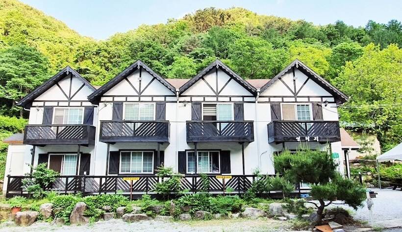 Hotel Jirisan Yeonriji Pension