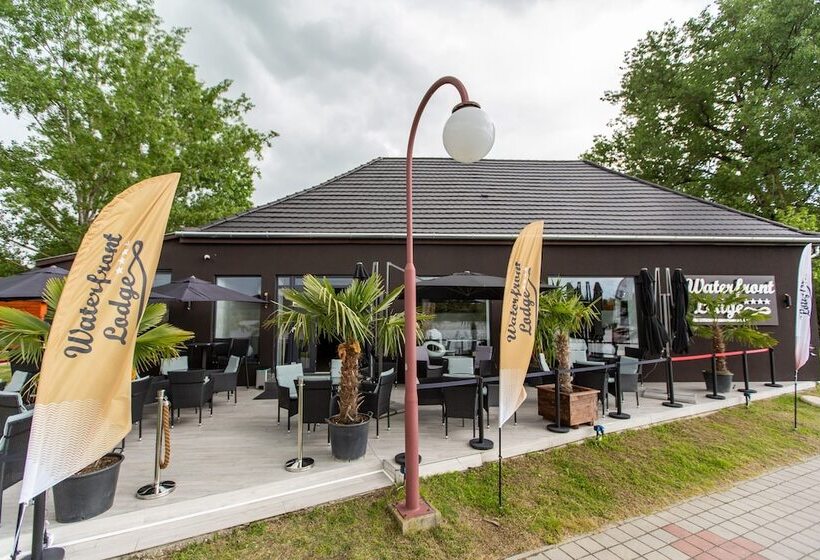 בית מלון כפרי Waterfront Lodge