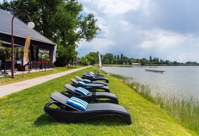 בית מלון כפרי Waterfront Lodge