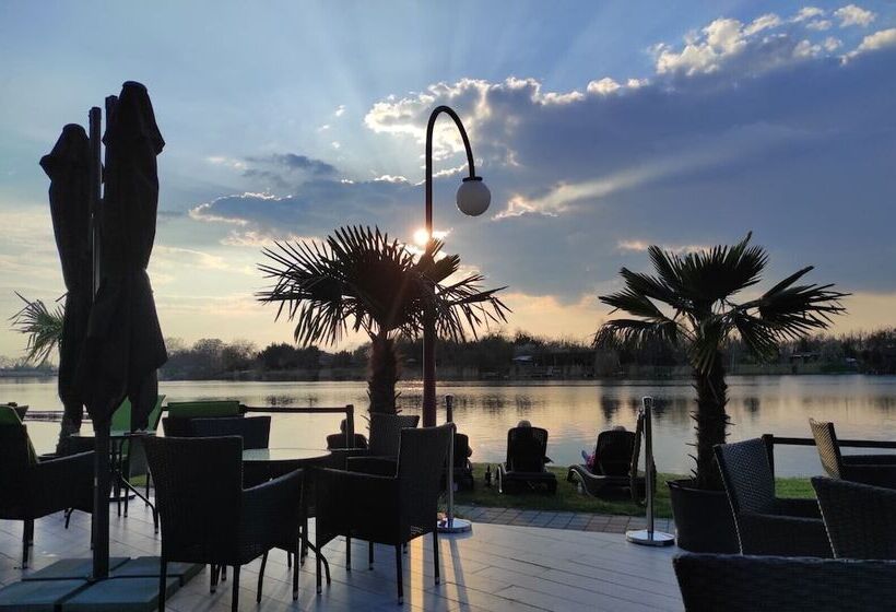 בית מלון כפרי Waterfront Lodge