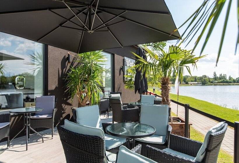 בית מלון כפרי Waterfront Lodge