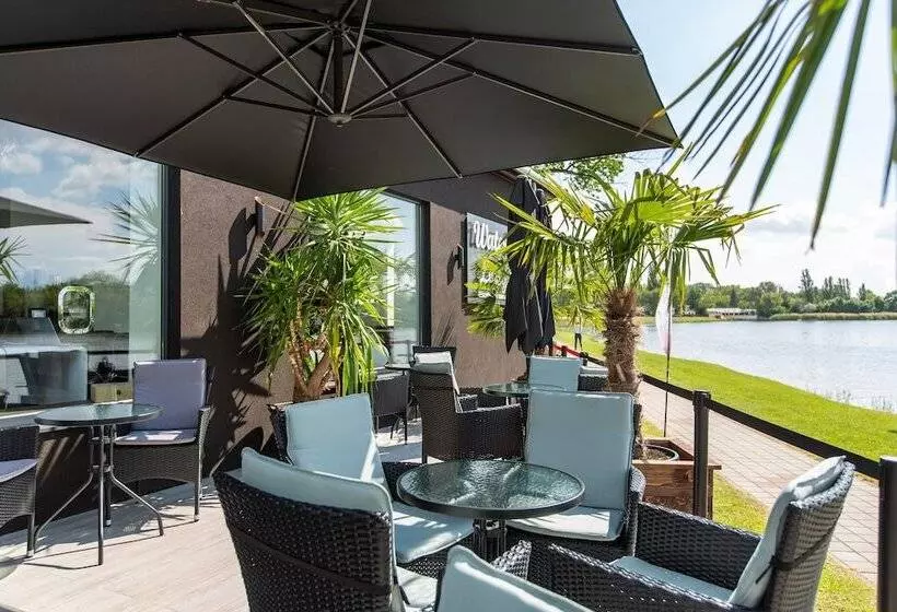 Hotelli Waterfront Lodge