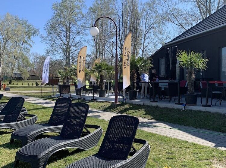 בית מלון כפרי Waterfront Lodge