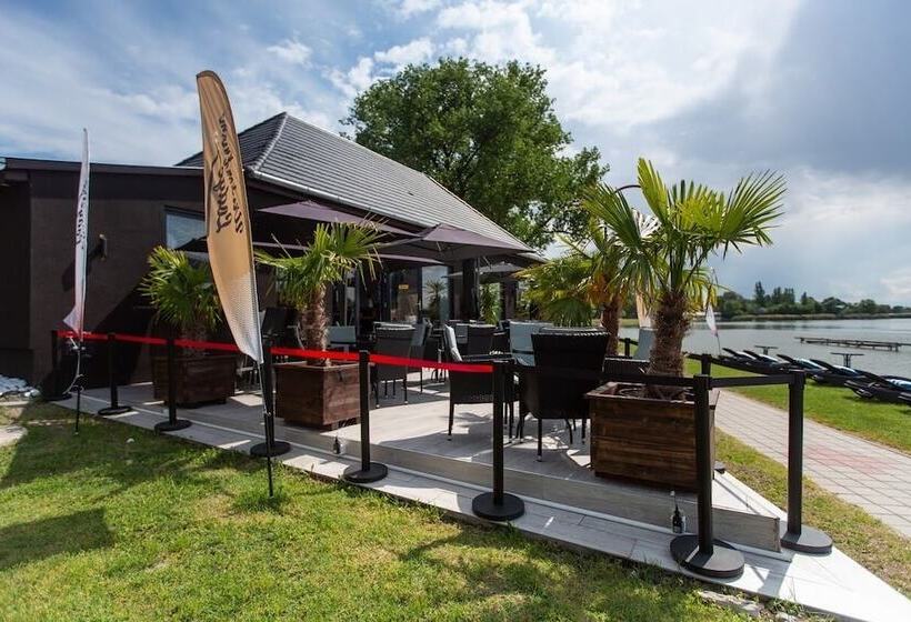 בית מלון כפרי Waterfront Lodge