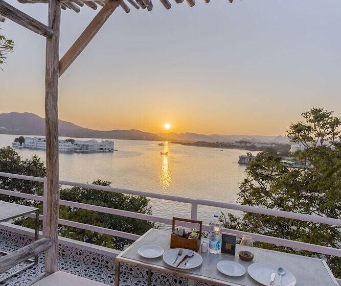 تختخواب و صبحانه Moustache Udaipur Luxuria