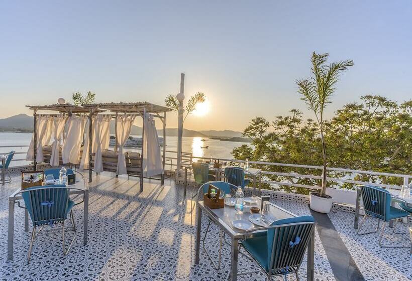 تختخواب و صبحانه Moustache Udaipur Luxuria