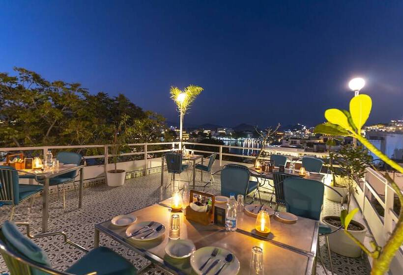 تختخواب و صبحانه Moustache Udaipur Luxuria