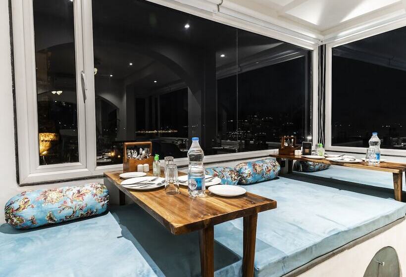 تختخواب و صبحانه Moustache Udaipur Luxuria