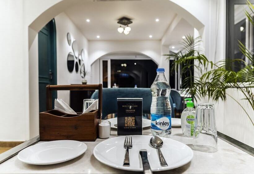 تختخواب و صبحانه Moustache Udaipur Luxuria