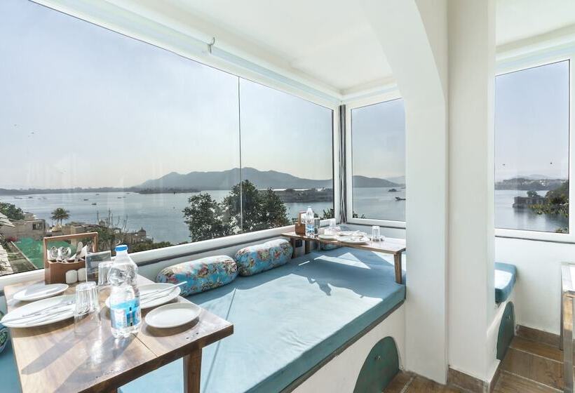 تختخواب و صبحانه Moustache Udaipur Luxuria