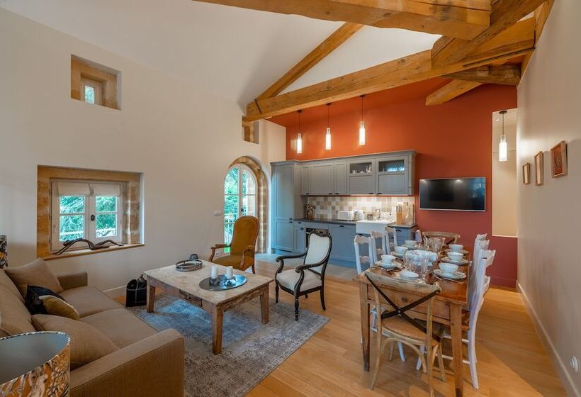 هتل Chateau De Champrenard