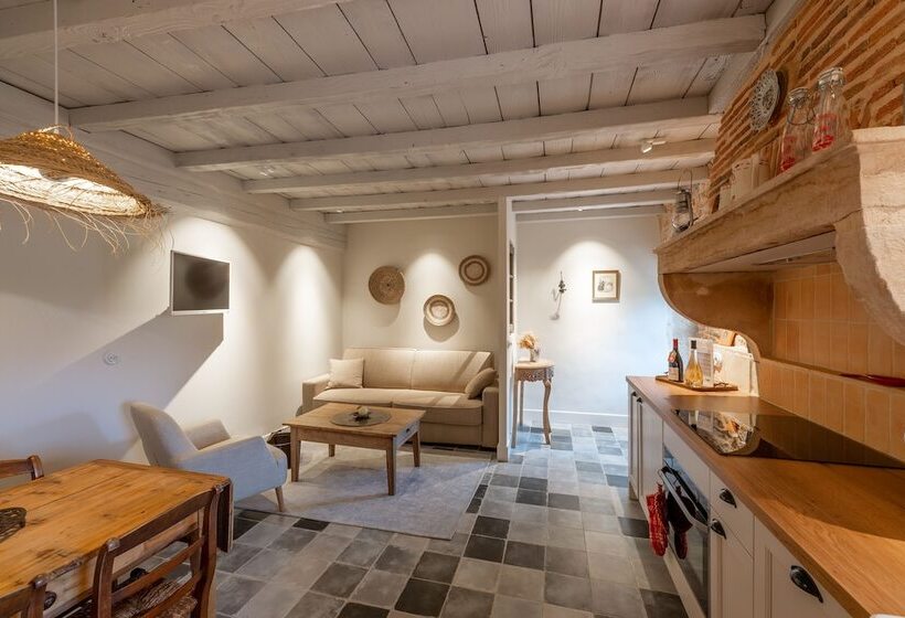 هتل Chateau De Champrenard