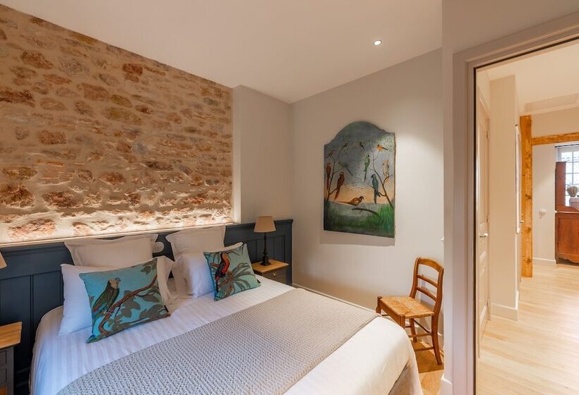 هتل Chateau De Champrenard