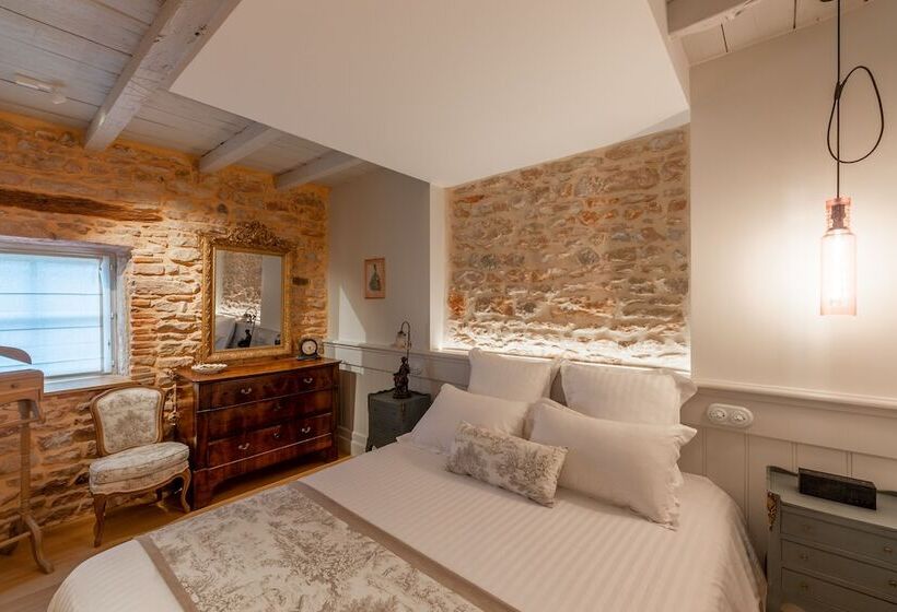 هتل Chateau De Champrenard