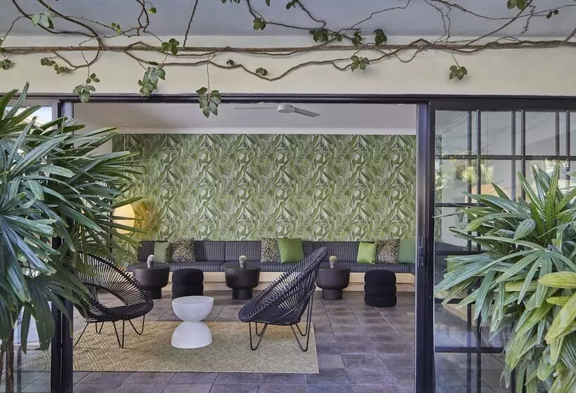 Hotelli Descanso Resort   A Men’s Resort