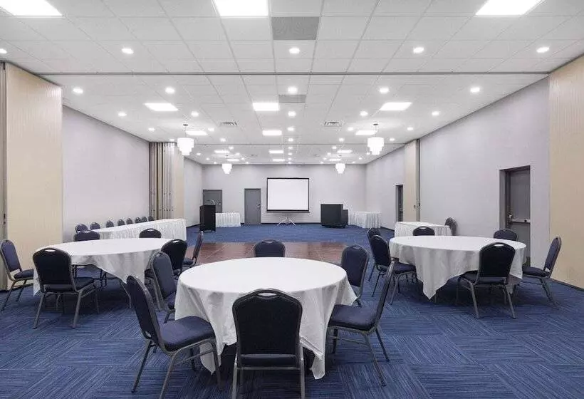 ホテル Hawthorn Extended Stay By Wyndham Wichita Airport