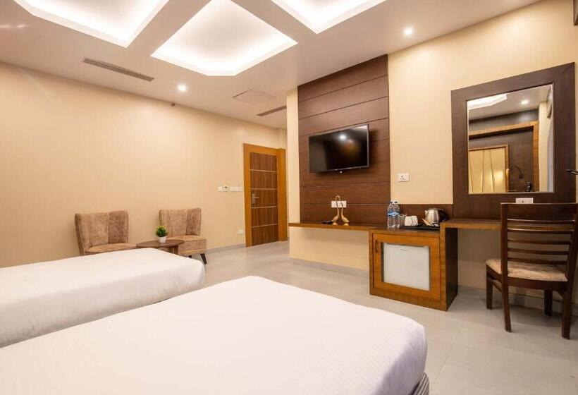 هتل Palm International