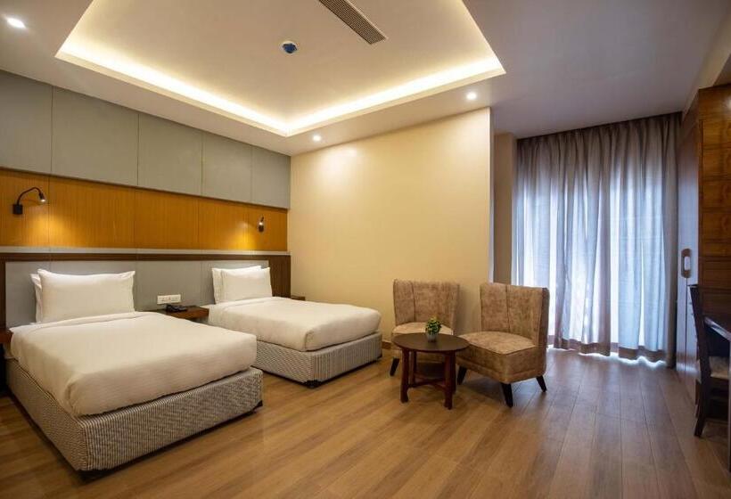 هتل Palm International