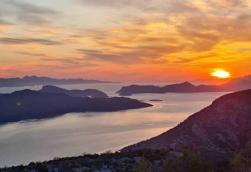 اقامتگاه Amber S Place, Cosy House With Pool And Sea Views