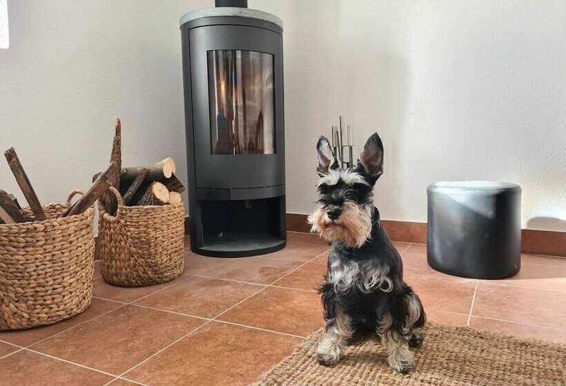 اقامتگاه Amber S Place, Cosy House With Pool And Sea Views