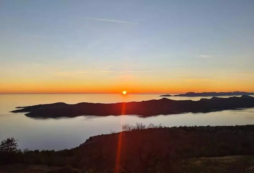 اقامتگاه Amber S Place, Cosy House With Pool And Sea Views