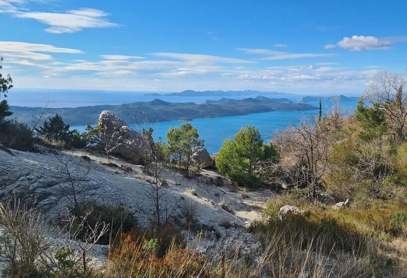 اقامتگاه Amber S Place, Cosy House With Pool And Sea Views