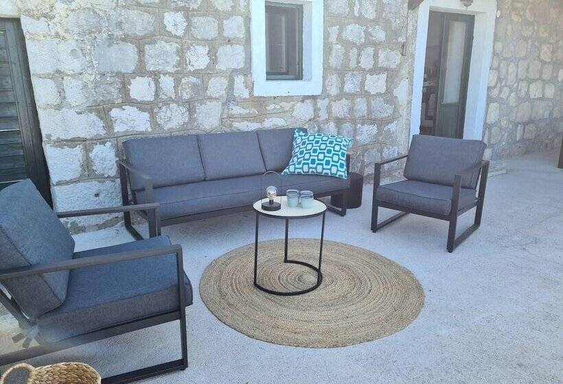 اقامتگاه Amber S Place, Cosy House With Pool And Sea Views