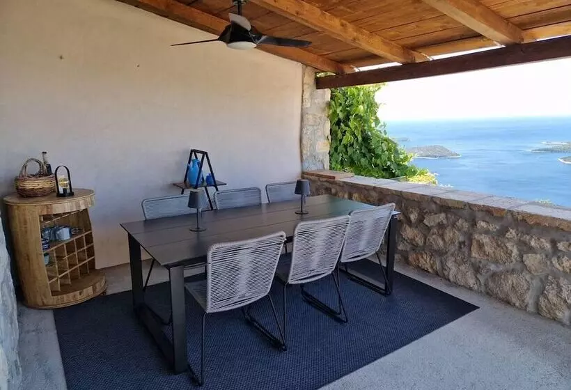 اقامتگاه Amber S Place, Cosy House With Pool And Sea Views