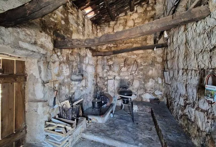 اقامتگاه Amber S Place, Cosy House With Pool And Sea Views