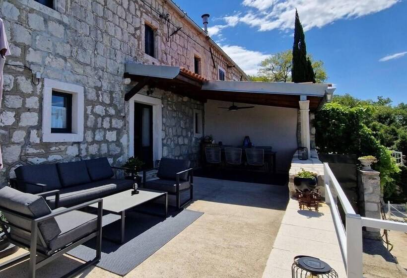 اقامتگاه Amber S Place, Cosy House With Pool And Sea Views