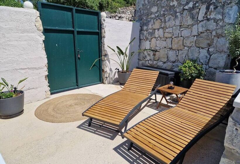 اقامتگاه Amber S Place, Cosy House With Pool And Sea Views