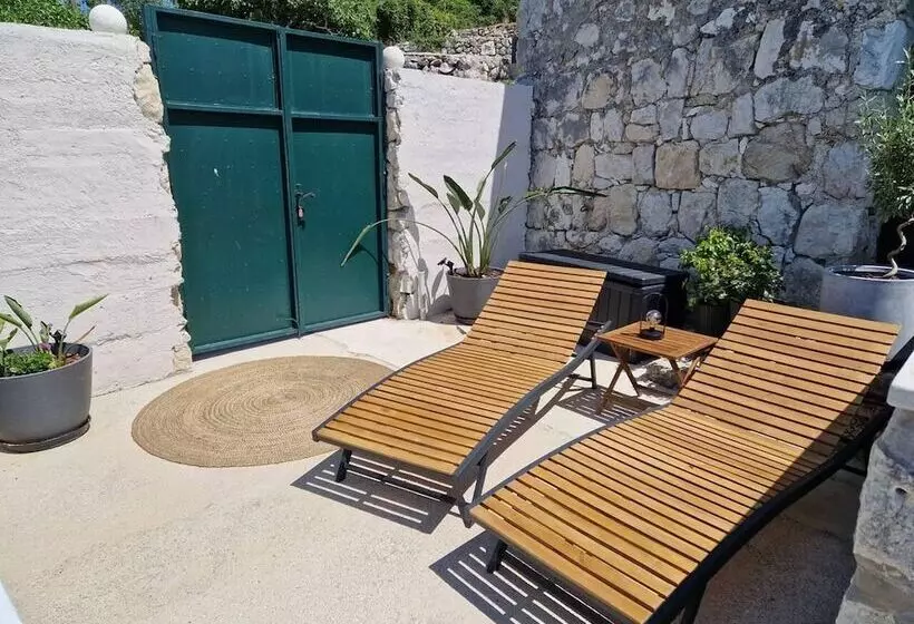 اقامتگاه Amber S Place, Cosy House With Pool And Sea Views