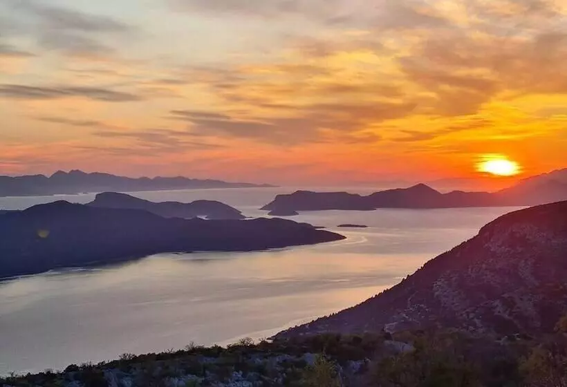 اقامتگاه Amber S Place, Cosy House With Pool And Sea Views