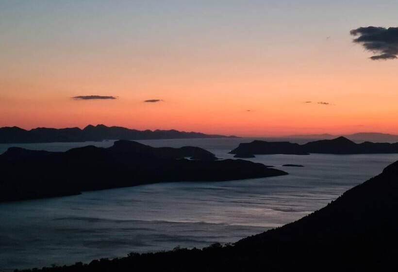 اقامتگاه Amber S Place, Cosy House With Pool And Sea Views