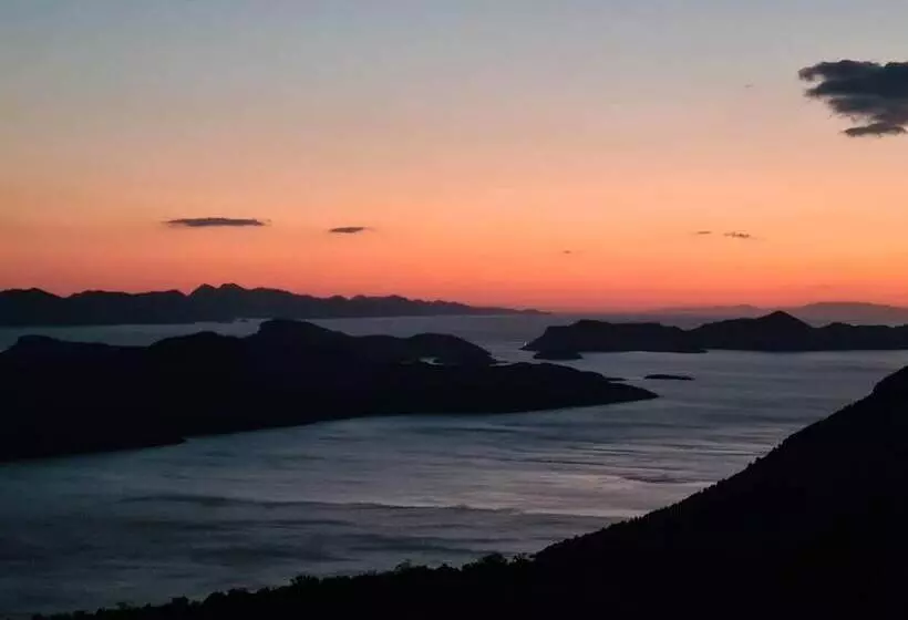 اقامتگاه Amber S Place, Cosy House With Pool And Sea Views