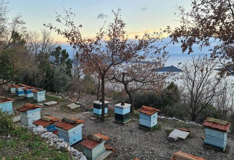 اقامتگاه Amber S Place, Cosy House With Pool And Sea Views