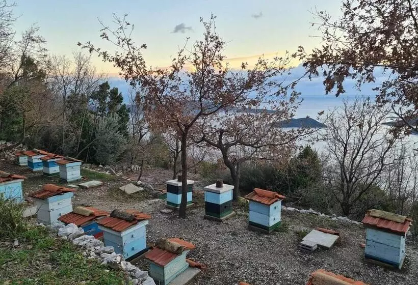 اقامتگاه Amber S Place, Cosy House With Pool And Sea Views