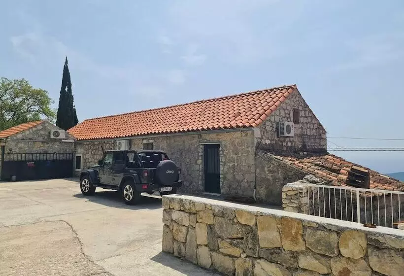 اقامتگاه Amber S Place, Cosy House With Pool And Sea Views