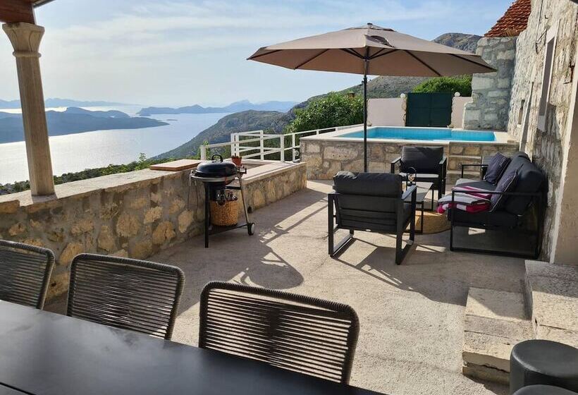 اقامتگاه Amber S Place, Cosy House With Pool And Sea Views