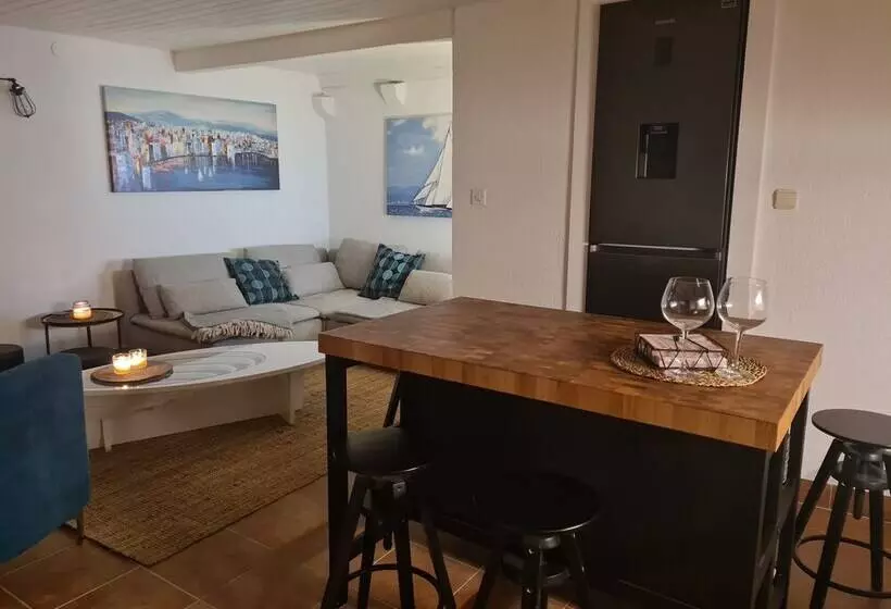 اقامتگاه Amber S Place, Cosy House With Pool And Sea Views