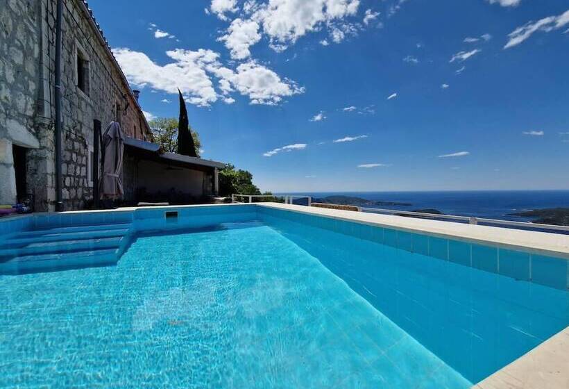 اقامتگاه Amber S Place, Cosy House With Pool And Sea Views