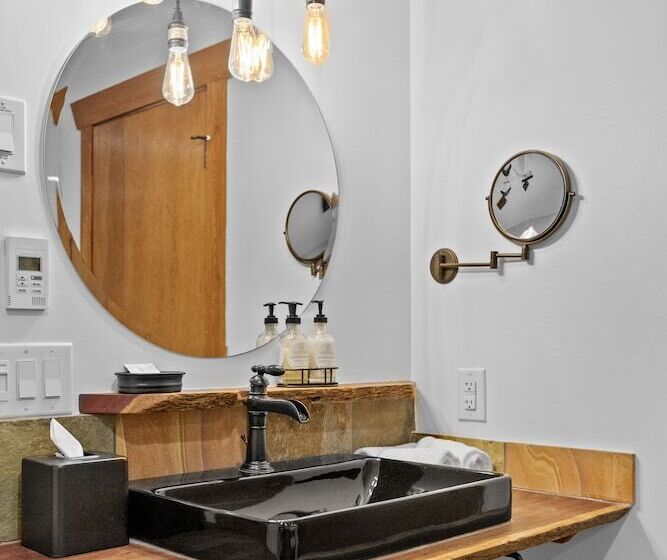 The Horton Hotel And Rooftop Lounge