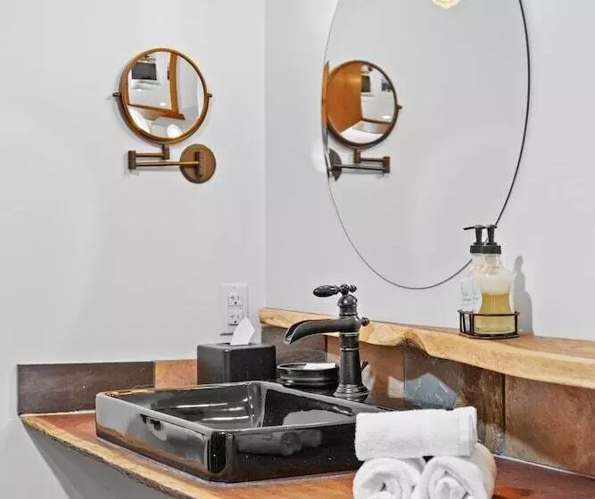 The Horton Hotel And Rooftop Lounge